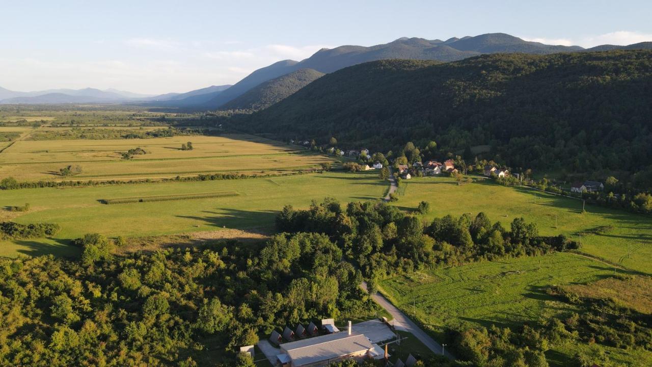 Apartments Celopek Licko Petrovo Selo Εξωτερικό φωτογραφία